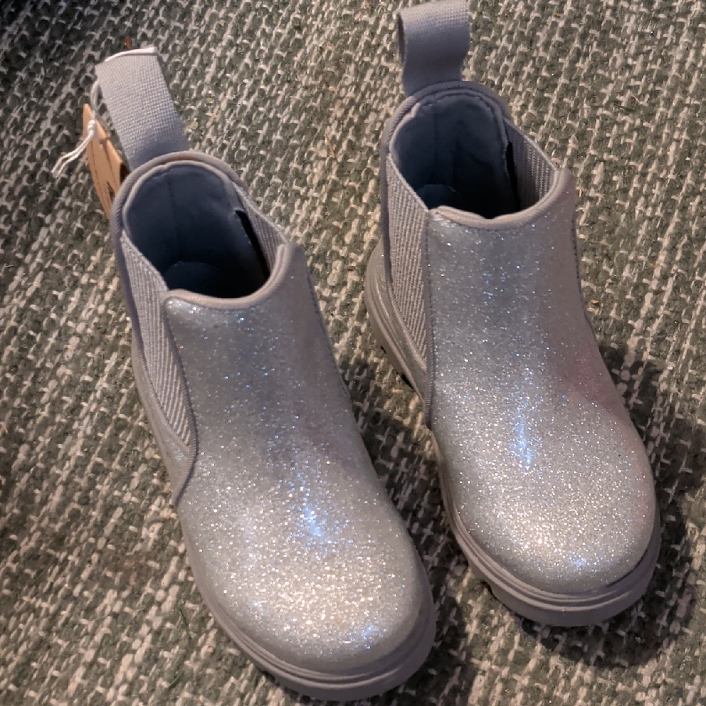 NWT Girl's Native Glittery Silver Boots